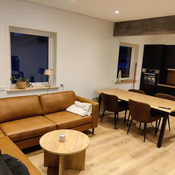 OyndarfjordurNew Flat With Hot Tub - No1アパートメント エクステリア 写真